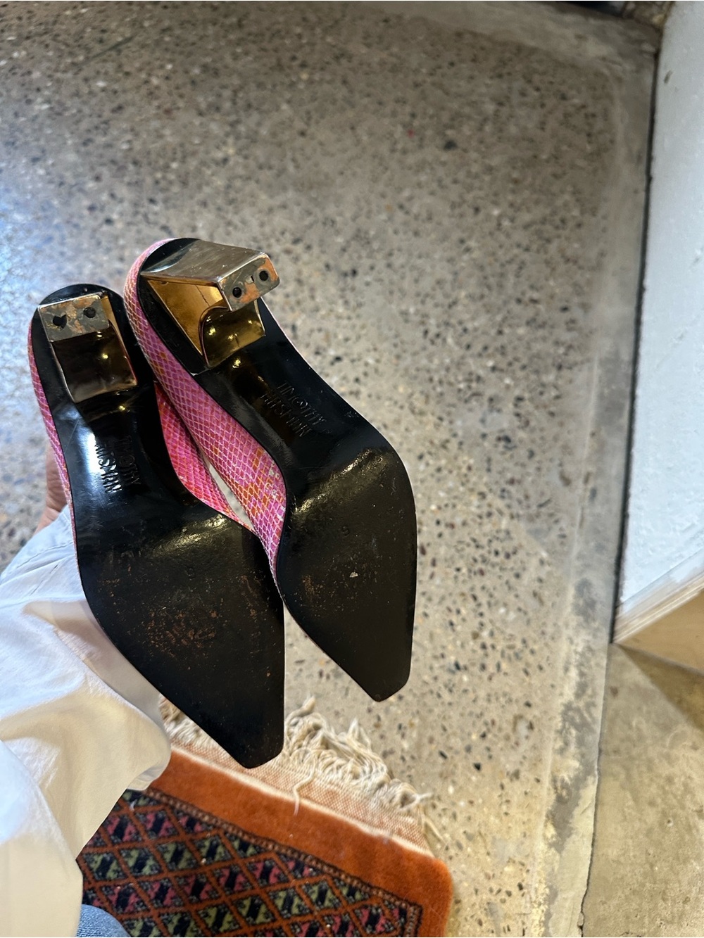 Vintage Timothy Hitsman Pink Snake-Print Sculpted Gold Heel Pumps - Picture 4 of 9